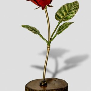 Rosa roja base madera